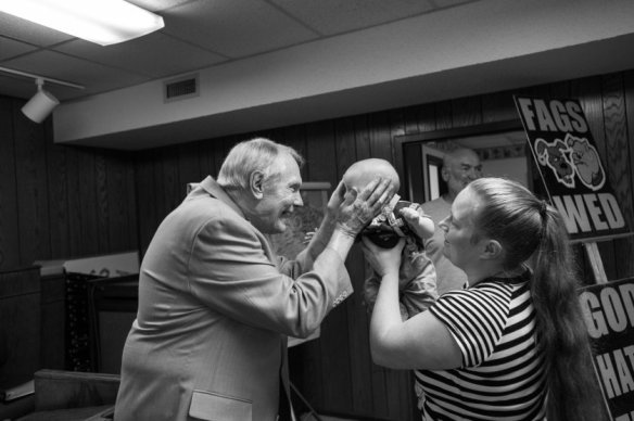 fred-phelps-dead-westboro-baptist-003